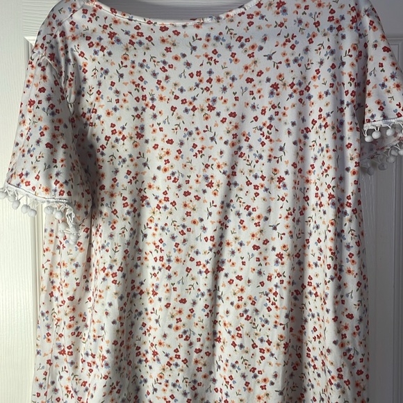 Floral print with pompon detailed short sleeves - Picture 2 of 4